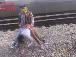 Κλόουν fucks νέος θηλυκός επί τρένο tracks