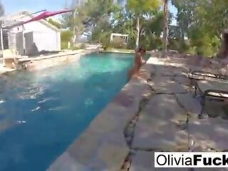 Olivia austin dalam yang kolam