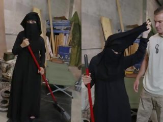 游览 的 赃物 - 穆斯林 女人 sweeping 地板 得到 noticed 由 desiring 美国人 soldier