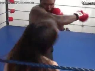Negra masculino boxeando beast vs pequeña blanca novio ryona