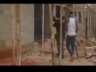 아프리카의 nigerian 빈민가 챕스 윤간 에이 처녀 / 부분 나는