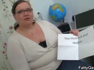 Пухкий вчитель спокушає студент в порно