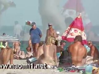 Naomi1 punhetas um jovem youth em um público praia