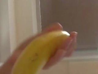 How-to: giovane bruna tesoro insegna utilizzando un banana