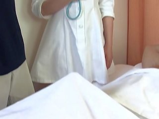 Asiatisch medic fickt zwei striplings im die krankenhaus