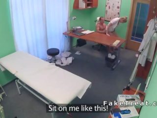 Médico practitioner come y folla enfermera en un escritorio